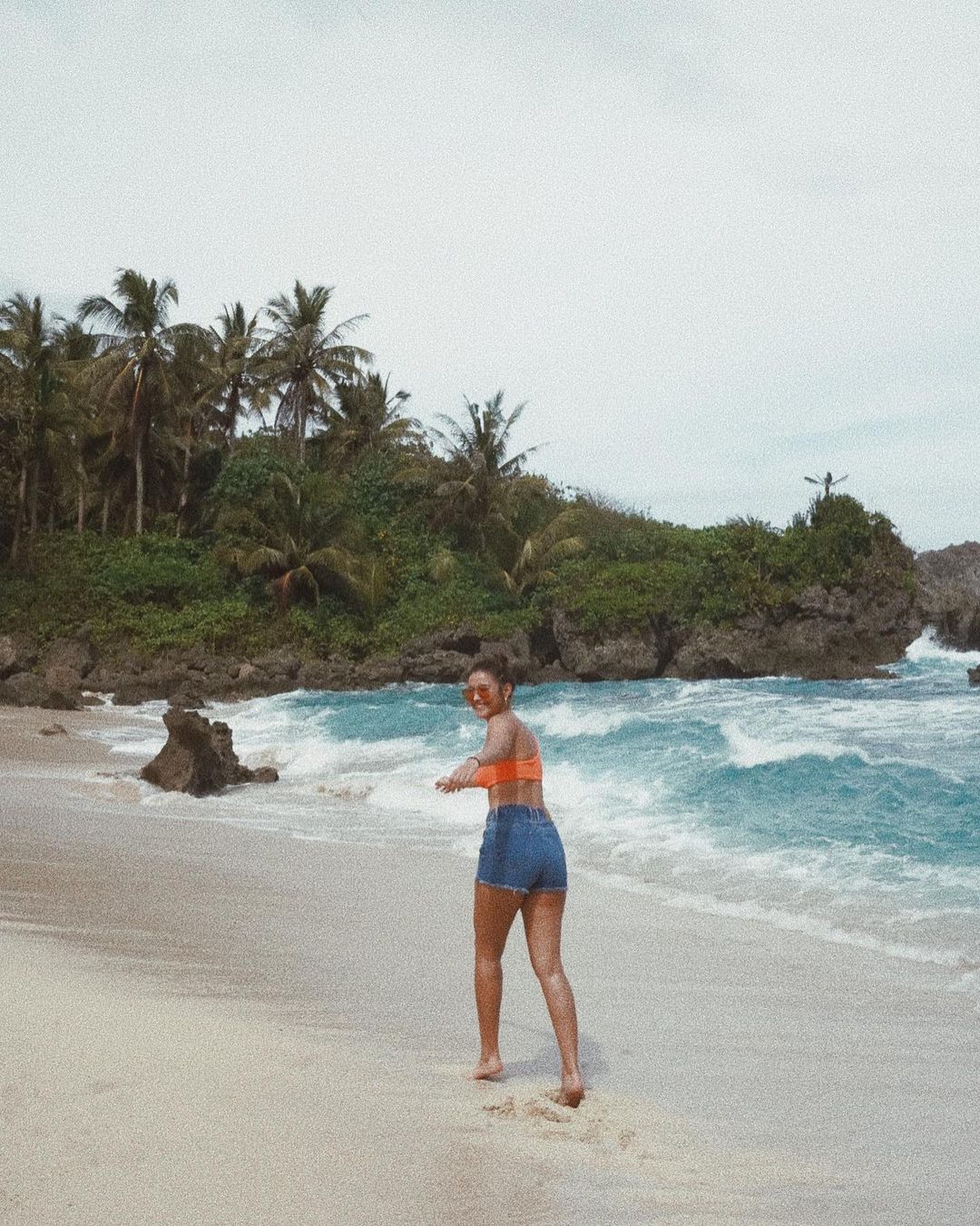 Photos Liza Soberano S Low Key Beach Outfits