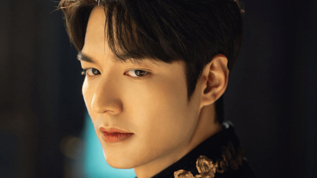 The King: Eternal Monarch Korean Drama - LeeMinHo can be charming and scary  at the same time. Different vibe. Different beauty. Wow just wow. LeeMinHo  has that strong King vibe👏 no one
