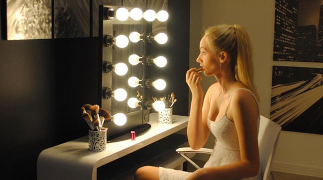Does Lighting Matter When Applying Your Makeup?