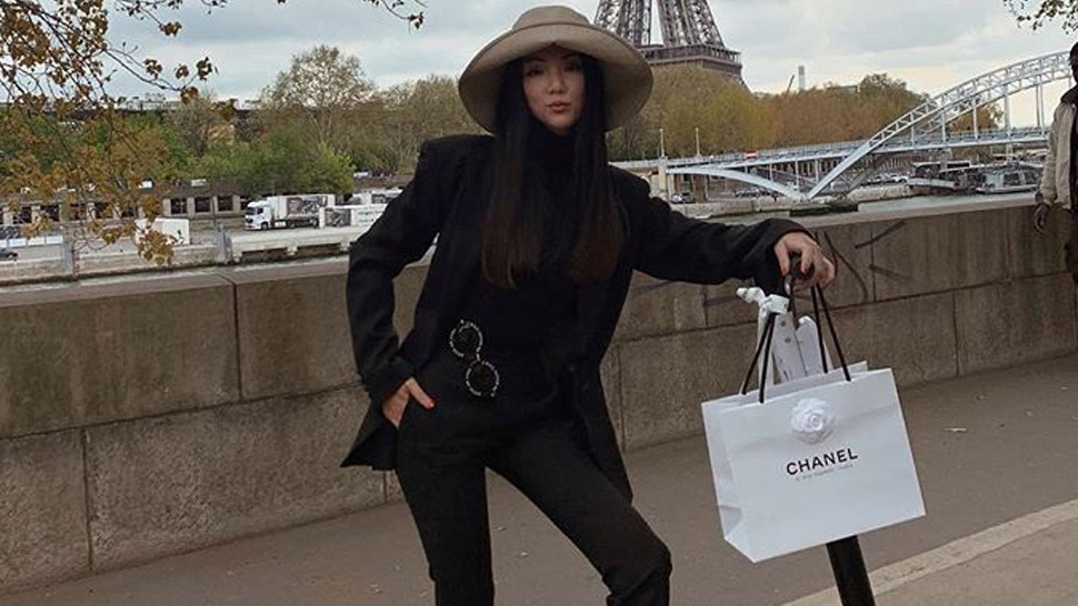 9 Stylish Pegs For Posing With Your Shopping Bags