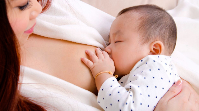 moms breastfeeding their babies