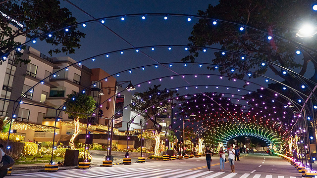 Tiendesitas Opens Christmas Street Light Musical Tunnel