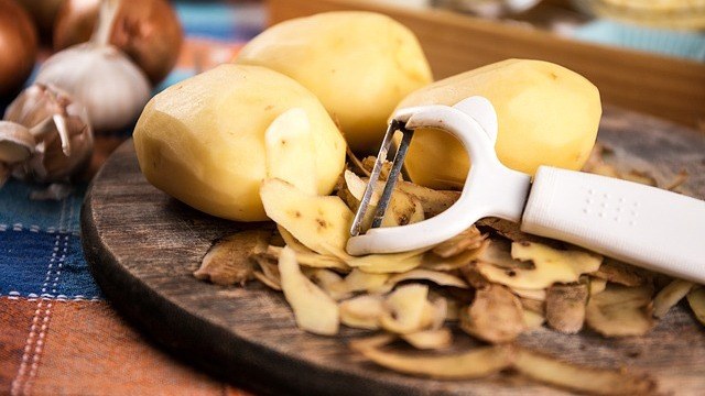 how to use a potato peeler