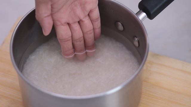 This Is How You Measure Rice Without Measuring Cup