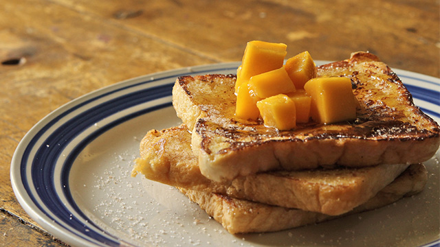 Watch How To Make French Toast With Cinnamon And Mangoes