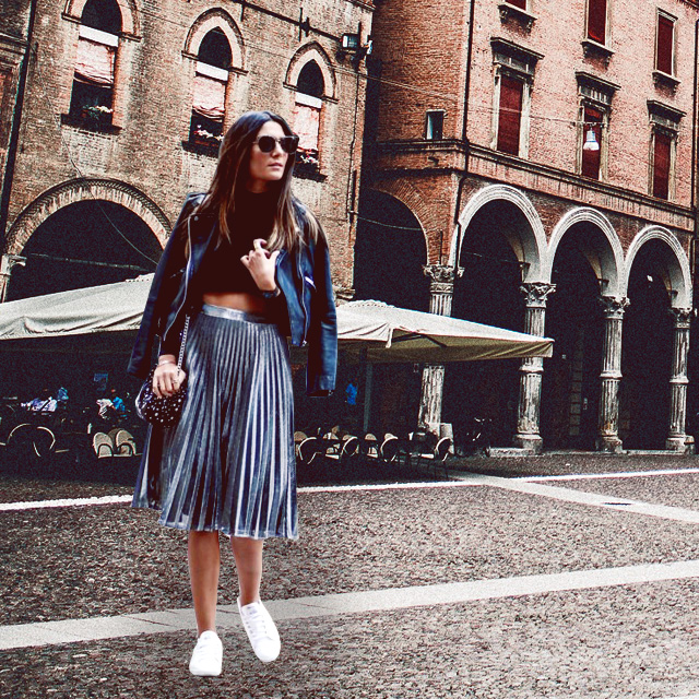 Pleated skirt outlet and sneakers