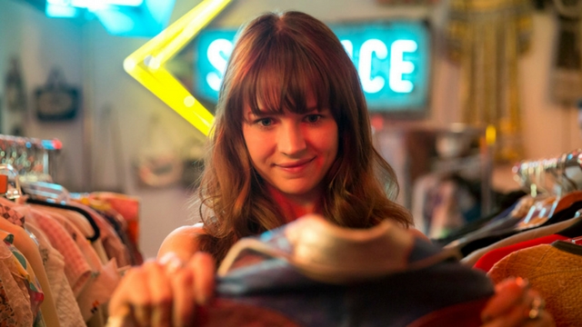 7 Cool OOTDs Sophia Wore in Girlboss that You Can Wear, Too 