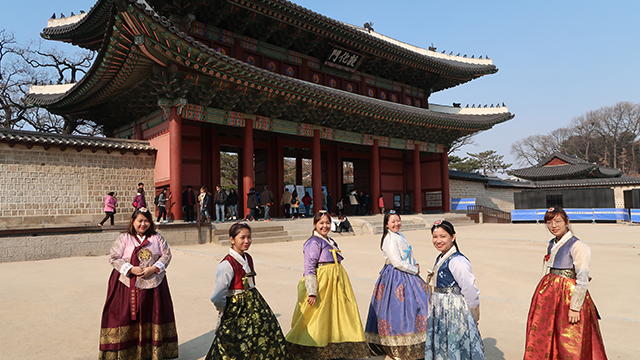 We Went Around Some Parts of Seoul Wearing Hanboks