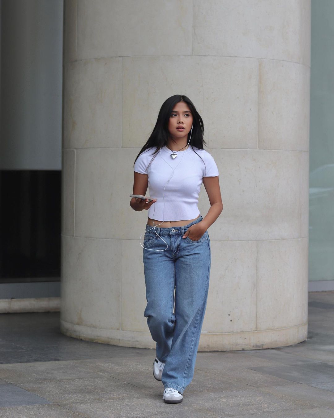 25 Ways to Style Baggy Jeans With Everything, From Blazers to Crop Tops   Straight leg jeans outfits, White shirt and jeans, White shirt outfits