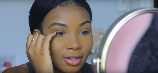 This Woman Made A Flawless Cat Eye With Just Her Finger