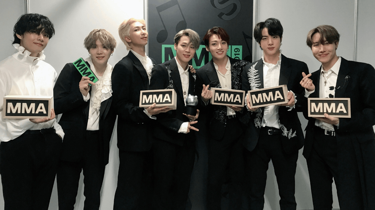 BTS's Jungkook Rocks Blue Hair at 2019 Melon Music Awards - wide 3