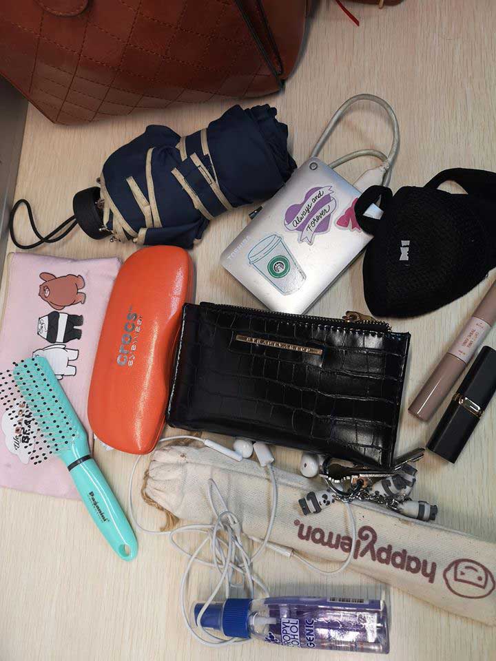 People Reveal The Items They Always Have In Their Office Bags