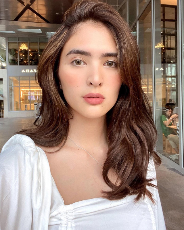 Sofia Andres with brown hair