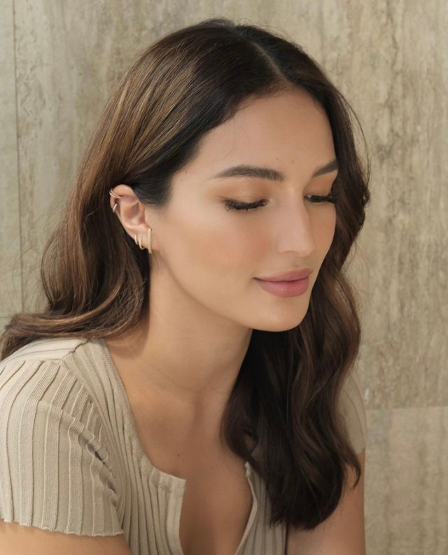 Sarah Lahbati's ear piecings