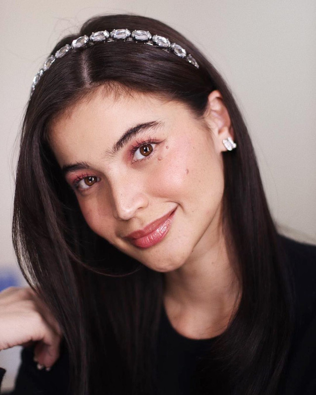 Cute and easy harstyle: Anne Curtis' pretty headband