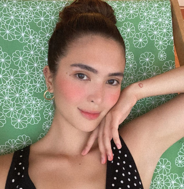 Cute and Easy hairstyle: Sofia Andres' high bun