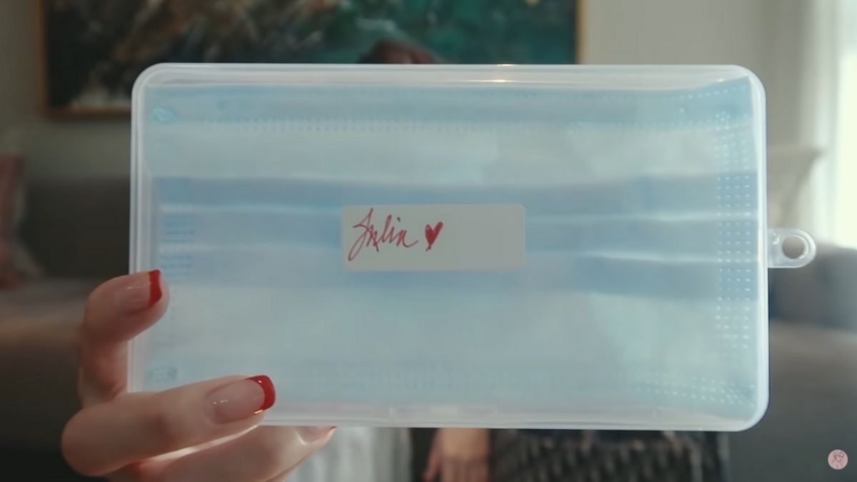 Julia Barretto's What's In My Bag vlog: mask case