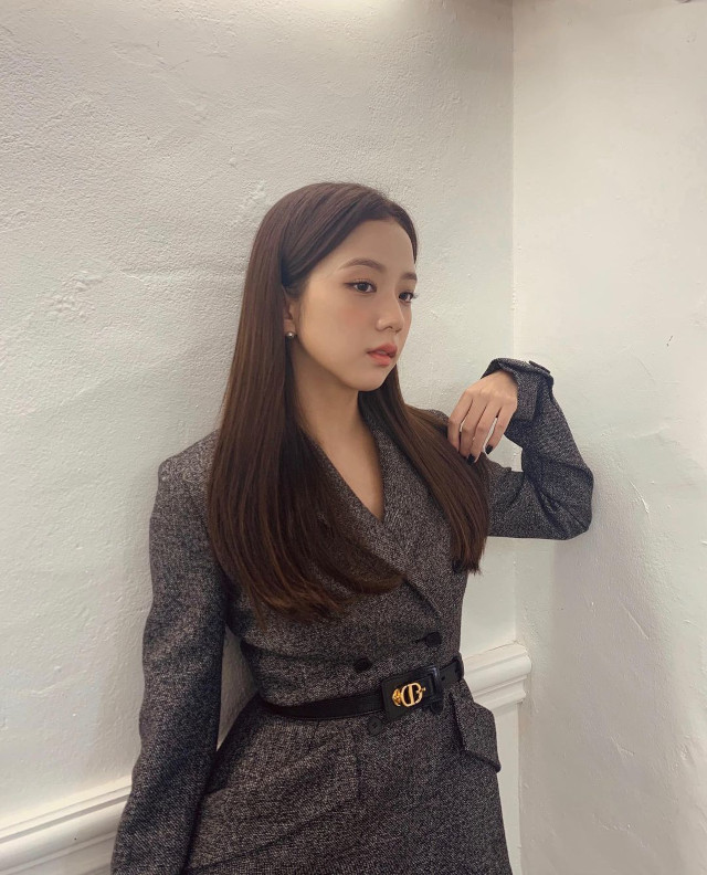 Prettiest Jisoo Hairstyles: Long and sleek