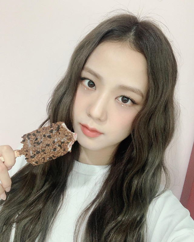 Prettiest Jisoo Hairstyles: K-style soft waves