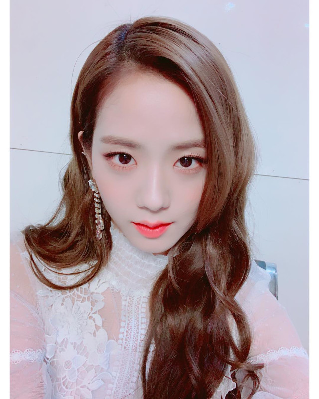 Prettiest Jisoo Hairstyles: K-style soft waves