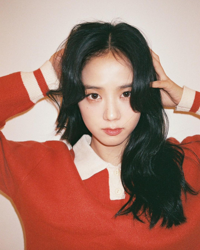 Prettiest Jisoo Hairstyles: K-style soft waves