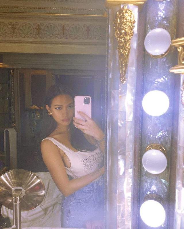  KC Del Rosario Pose sur Instagram