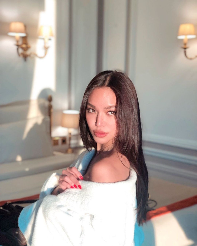  KC Del Rosario Pose sur Instagram