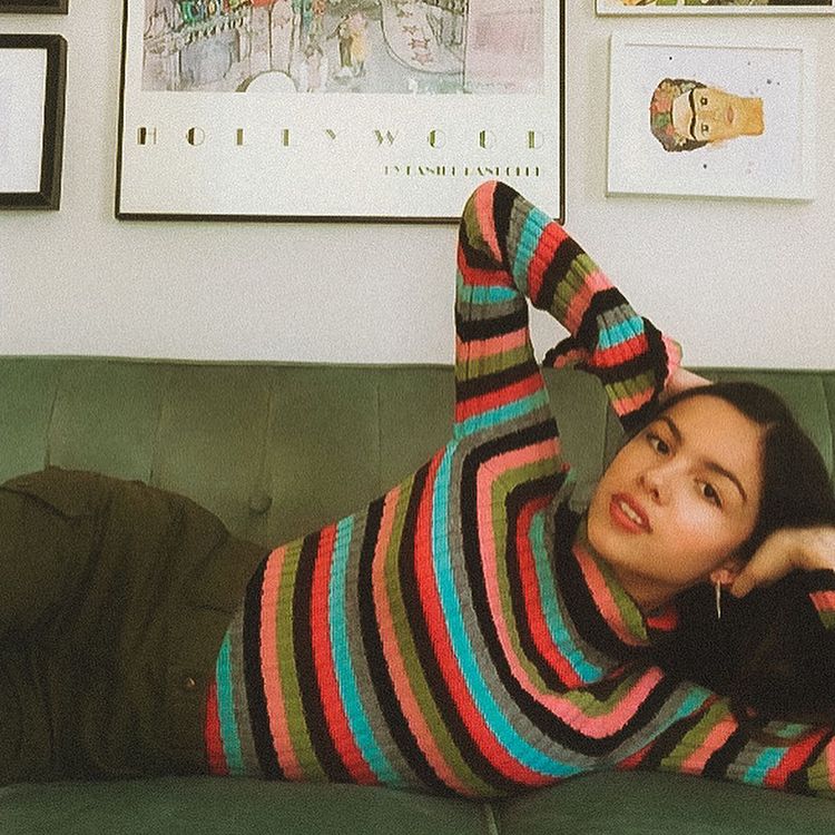 LIST: Cool And Casual Poses According To Olivia Rodrigo