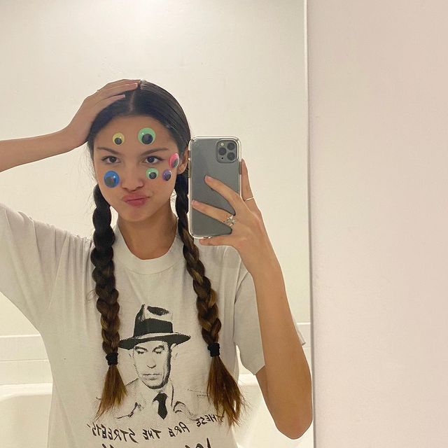 LIST: Cool And Casual Poses According To Olivia Rodrigo