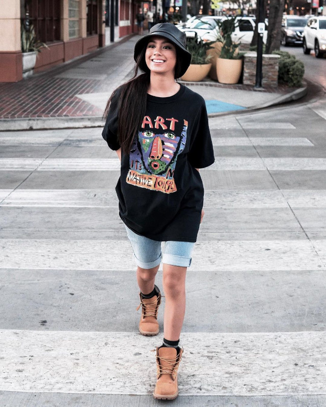 Ylona Garcia Oversized T-shirt Outfit