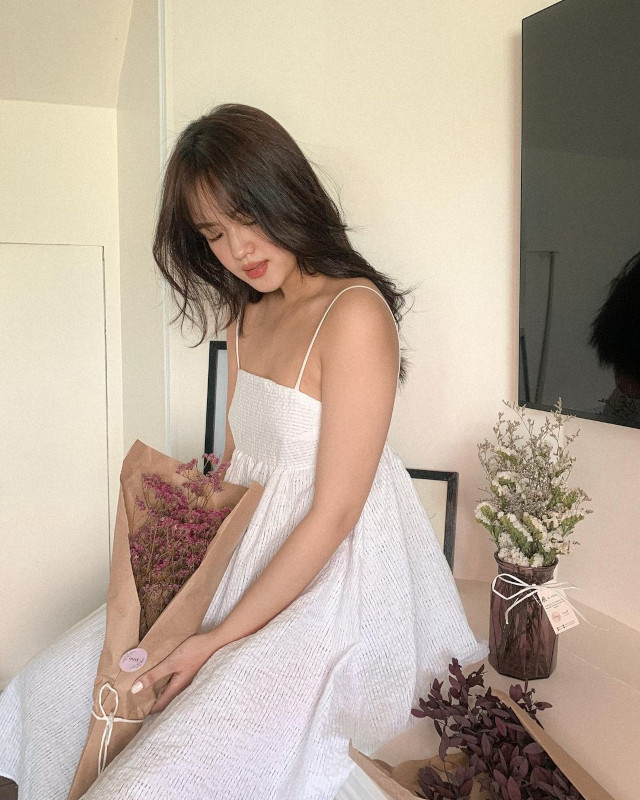 Pamela Andres Instagram Pose: Put on a sweet and dainty dress