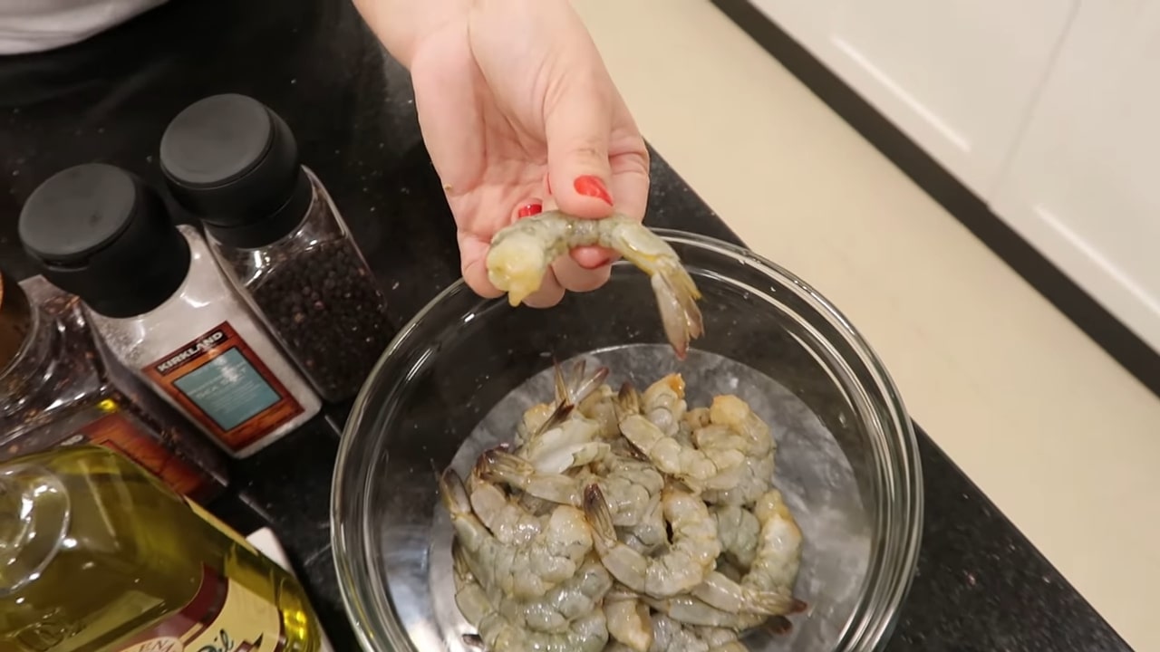 Marjorie Barretto shows the main ingredient of her pasta dish—shrimp!