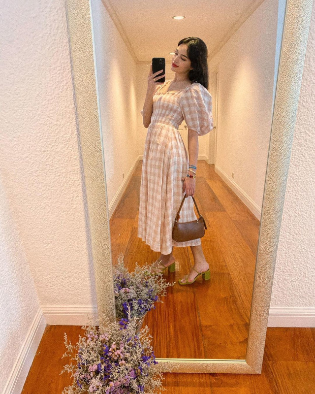 Home Photo Shoot Idea: Sarah Lahbati mirror OOTD selfie