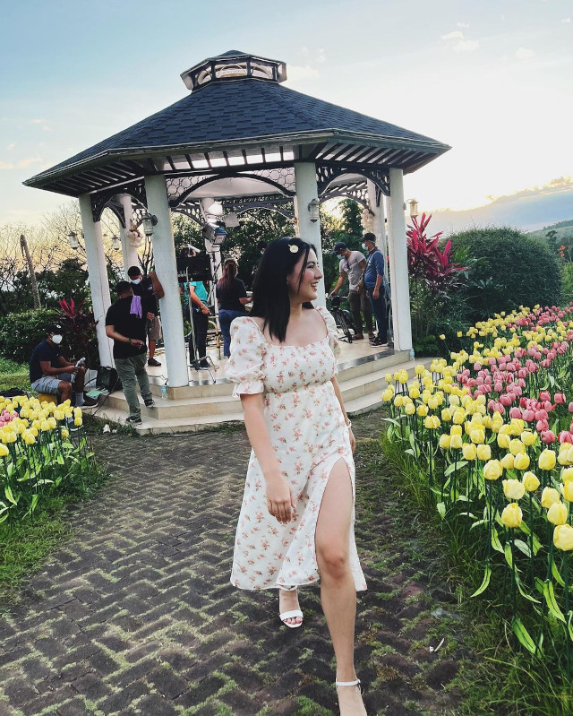 Cassy Legaspi wearing a floral dress with slit.