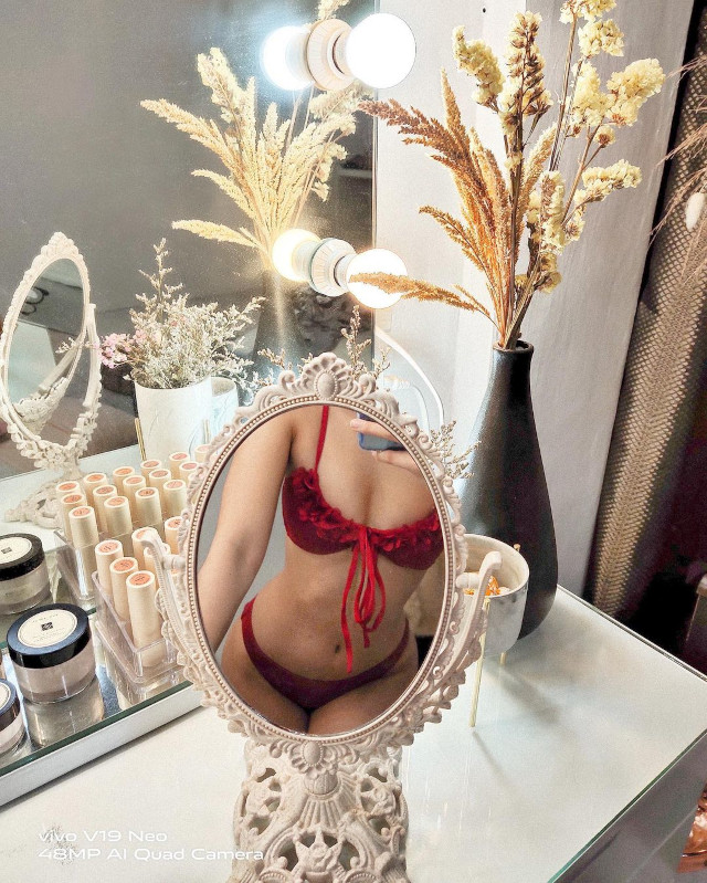Mirror selfie as Instagram pose of Chie Filomeno