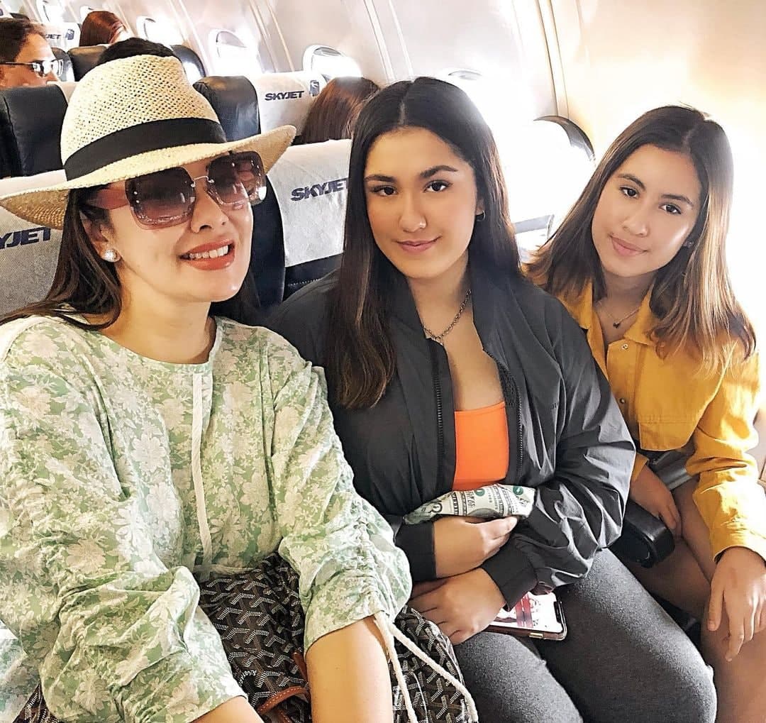 Ruffa and daughters in the plane