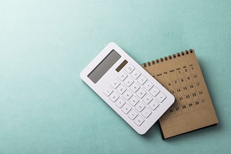 how to budget: calculator and calendar