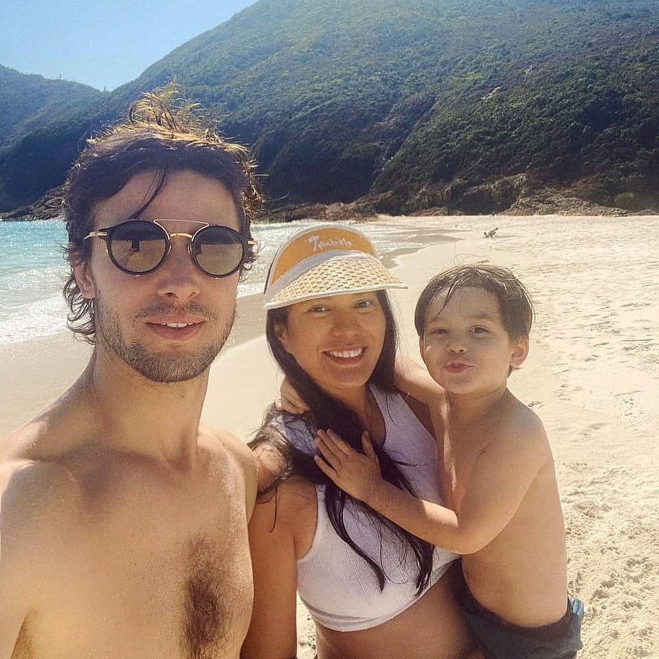 Adrien Semblat, Isabelle Daza, and Baltie by the beach