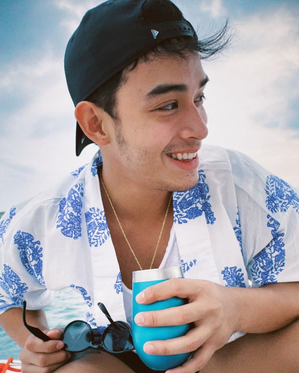 Diego Loyzaga hanging out by the sea