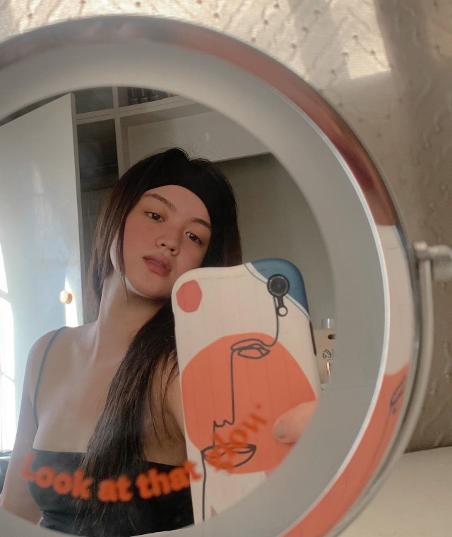 Round Mirror Selfies: Pamela Andres