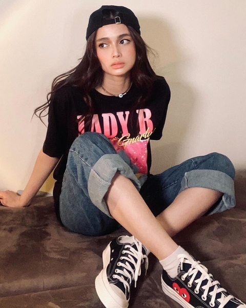 rhen escano outfits: graphic tee and denim jeans
