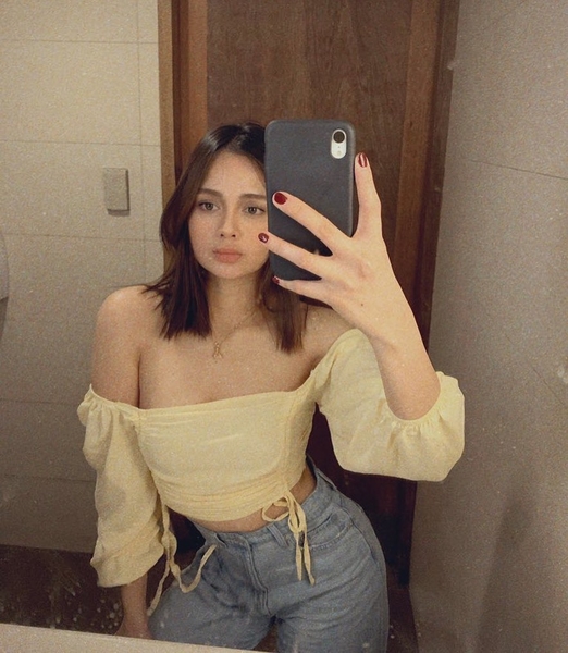 rhen escano outfits: yellow top with denim jeans
