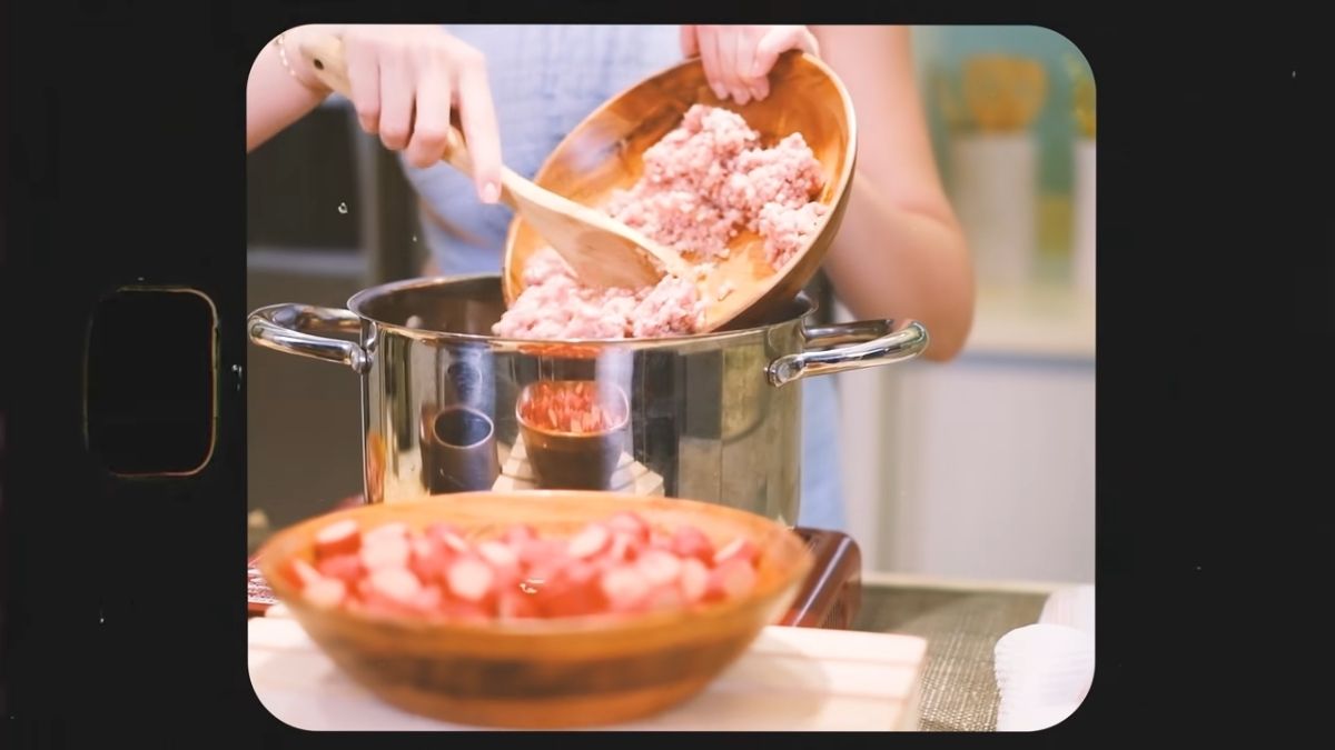 Bea Alonzo cooks Pinoy spaghetti - adding meat to the pot