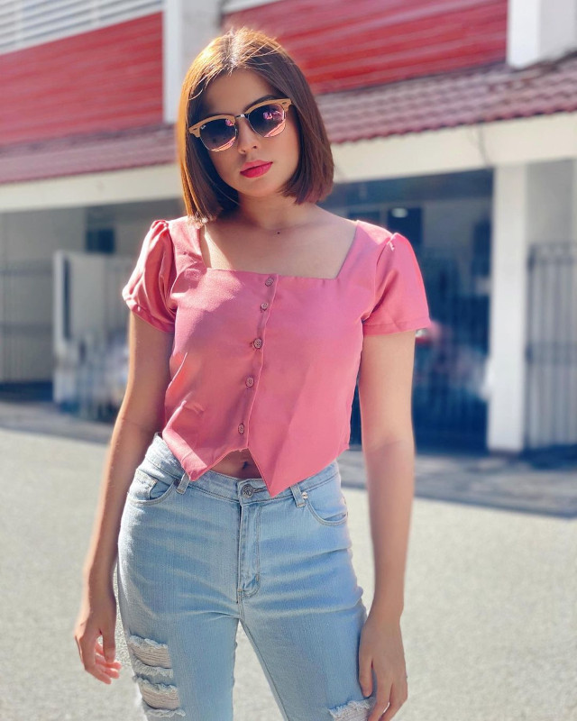 Alexa Ilacad outfit: pink blouse, denim