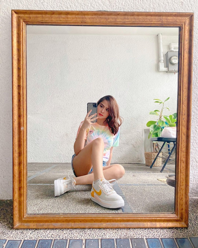 Alexa Ilacad outfit: shirt, denim shorrs, sneakers