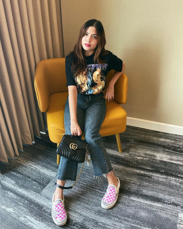 Alexa Ilacad outfit: shirt, jeans, sneakers