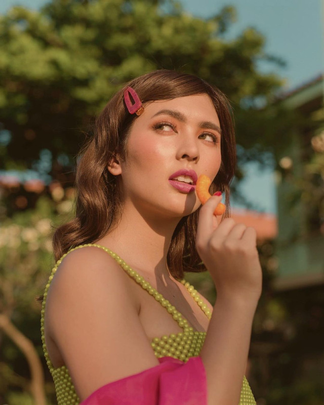 Sofia Andres wearing a hair clip