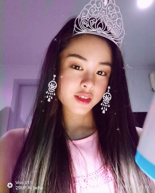 Kisses Delavin using a crown filter