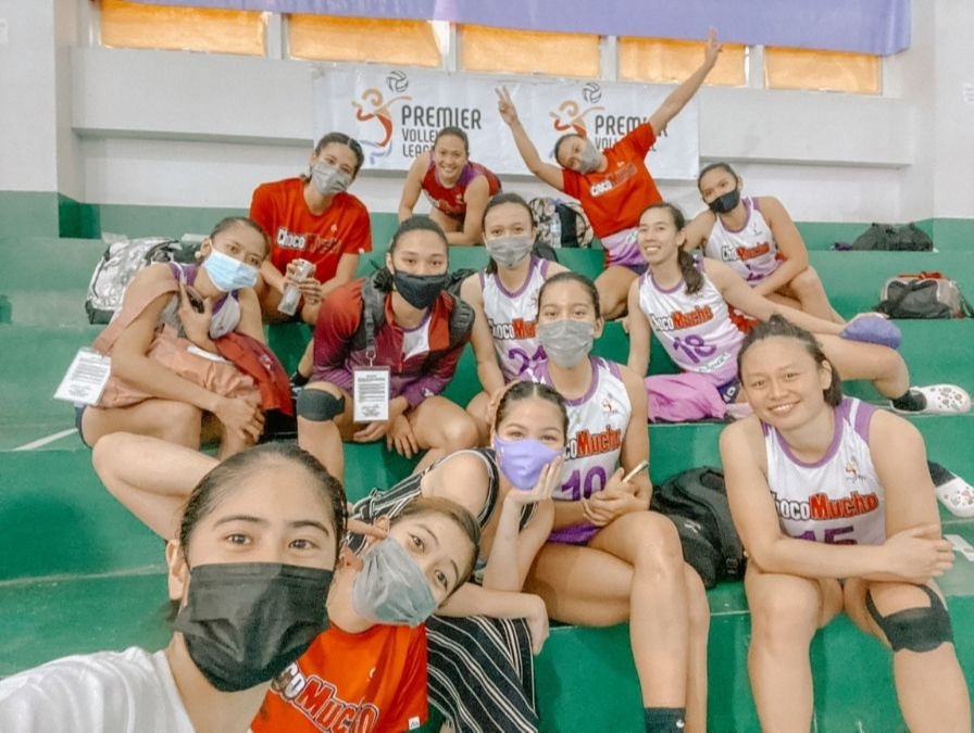 Pinay courtside reporter with volleyball team