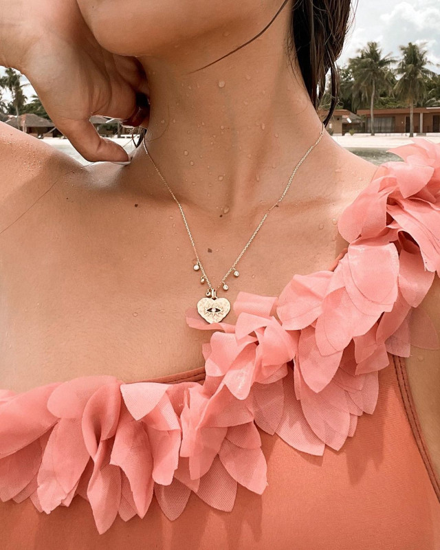 sofia andres' outfits with minimalist necklaces